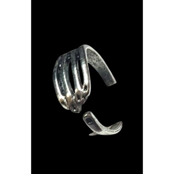 Gothic Skeleton Hand Silver Tone Fashion Ring Size 5 1/2 - Picture 4 of 14